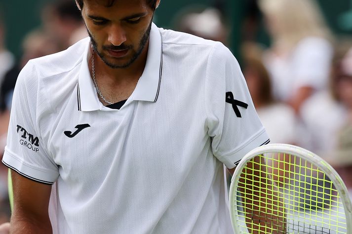 Portúgalski tenniskappinn Francisco Cabral bar minningarborða um Diogo Jota og bróður hans André Silva.