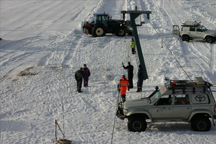 Unnið að uppsetningu lyftunnar