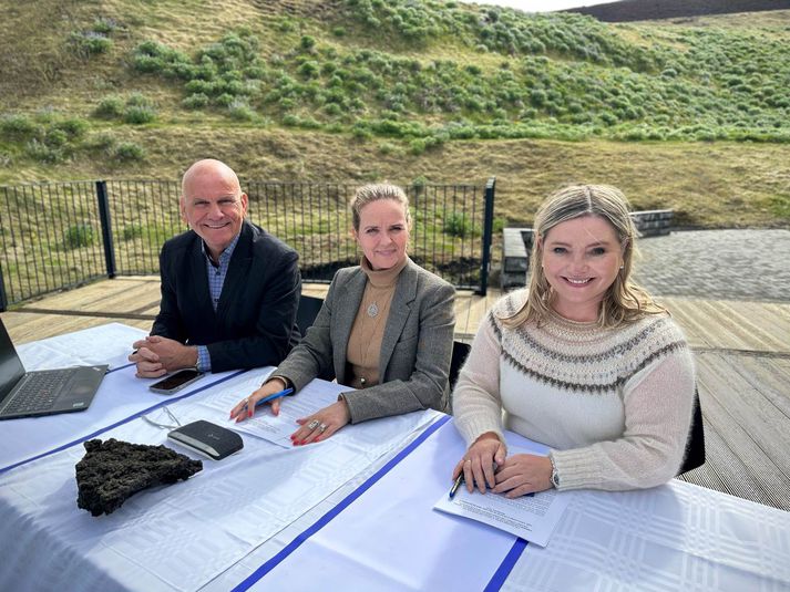 Páll Vilhjálmsson, forseti bæjarstjórnar, Íris Róbertsdóttir bæjarstjóri og Lilja Dögg Alfreðsdóttir menningar- og viðskiptaráðherra.