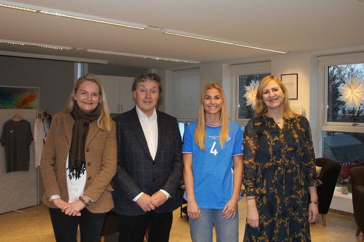 Ásta Einarsdóttir, Guðmundur Kristjánsson, Glódís Perla og Erna Magnúsdóttir við afhendingu styrksins.