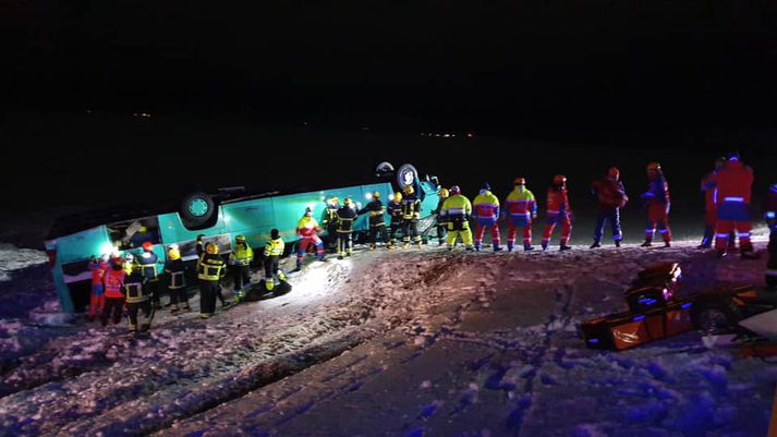 Slökkviliðið var kallað á vettvang með klippur. Ekki þurfti að beita þeim til þess að ná farþegum úr rútunni.