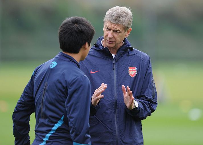 Arsene Wenger ræðir hér við hinn átján ára Ryo Miyaichi á æfingu Arsenal í gær.