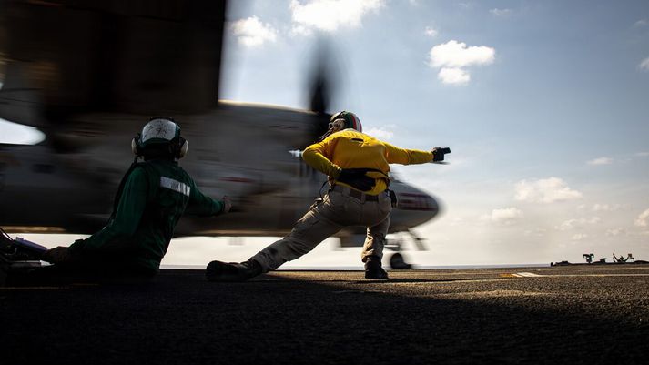 Notast er við nýtt kerfi til að skjóa herþotum og flugvélum á loft frá flugmóðurskipinu USS Gerald Ford. Nýja kerfið, sem kallast EMALS, notast við segla og rafmagn en ekki gufu eins og sambærilegt kerfi í eldri flugmóðurskipum. Trump vill að nýjustu flumóðurskip Bandaríkjanna snúi aftur að gufu en það myndi leiða til umfangsmikils kostnaðar og endurhönnunar.