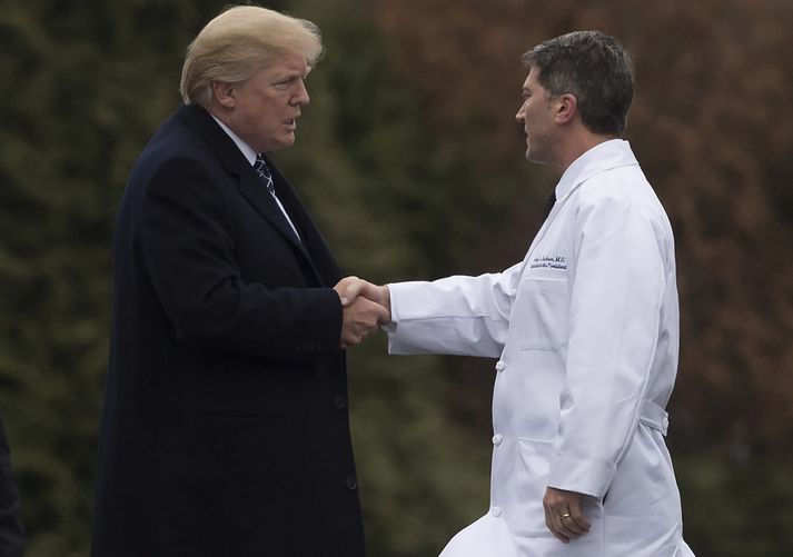 Donald Trump Bandaríkjaforseti og Ronny Jackson, læknir forsetans, sjást hér takast í hendur eftir læknisskoðunina á föstudag.