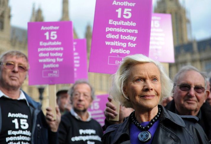 Honor Blackman á mótmælum vegna skertra réttinda eldriborgara í nóvember 2009.