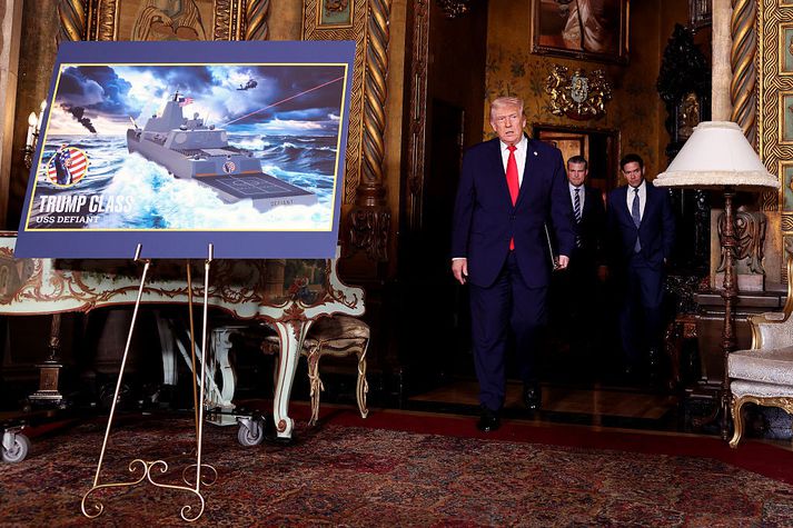 Hefð hefur verið fyrir því að flugmóðurskip séu nefnd í höfuðið á forsetum en Trump hyggst ekki bíða eftir því. Næstu flugmóðurskip verða nefnd í höfuðið  á Clinton og Bush.