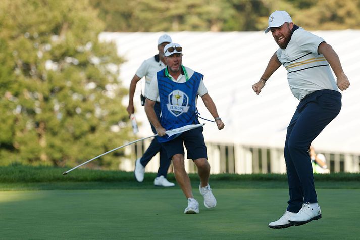 Shane Lowry fagnaði ógurlega þegar hann setti pútt á 18. holu sem tryggði Evrópu bikarinn