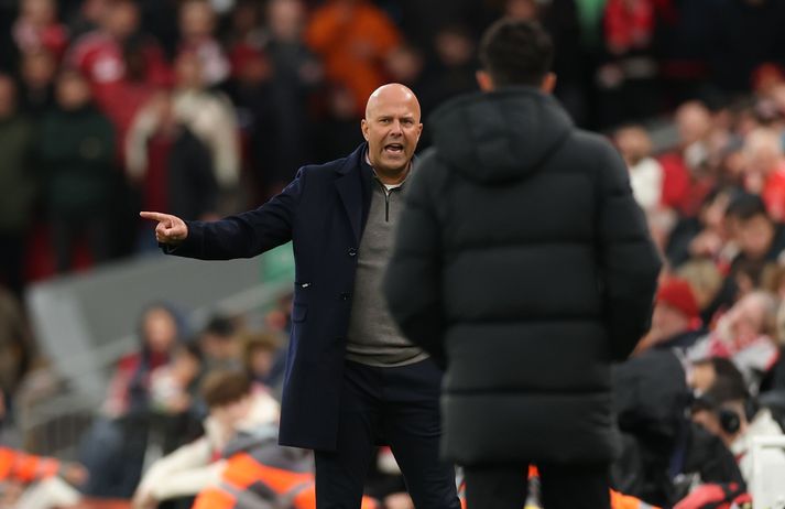 Arne Slot þurfti að horfa upp á miðjumann sinn meiðast á höfði og Manchester United komast yfir, með nokkurra sekúndna millibili.
