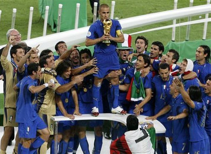 Liðsmenn Ítalíu við verlaunaafhendinguna á HM í Þýskalandi.
