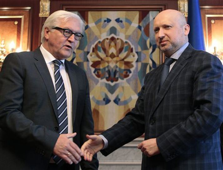 Frank-Walter Steinmeier, utanríkisráðherra Þýskalands (til vinstri) og Oleksandr Turchynov, starfandi forseti Úkraínu, takast í hendur í gær.