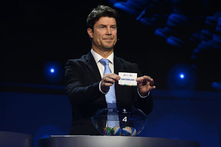 Brian Laudrup dró Sviss upp úr hattinum þegar stunurnar ómuðu um salinn í fyrsta sinn.