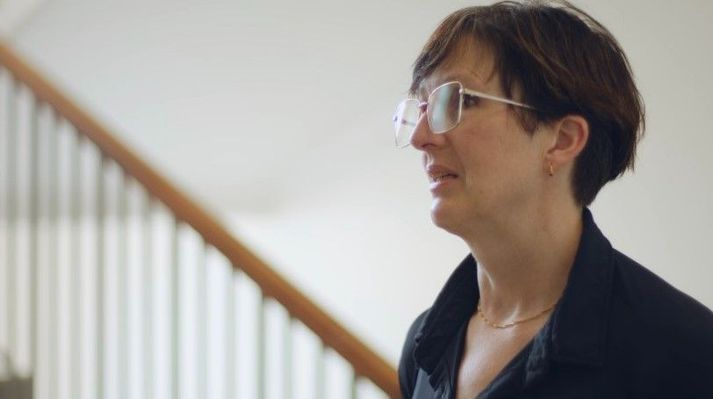 Í myndskeiðinu er fylgst með degi í lífi Salóme og hvernig hún tekst á við einkenni Parkinson sjúkdómsins.