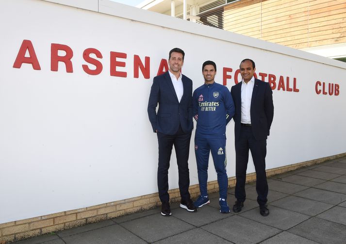 Vinai Venkatesham (lengst til hægri) ásamt Mikel Arteta, knattspyrnustjóra Arsenal og Edu, yfirmanni knattspyrnumála