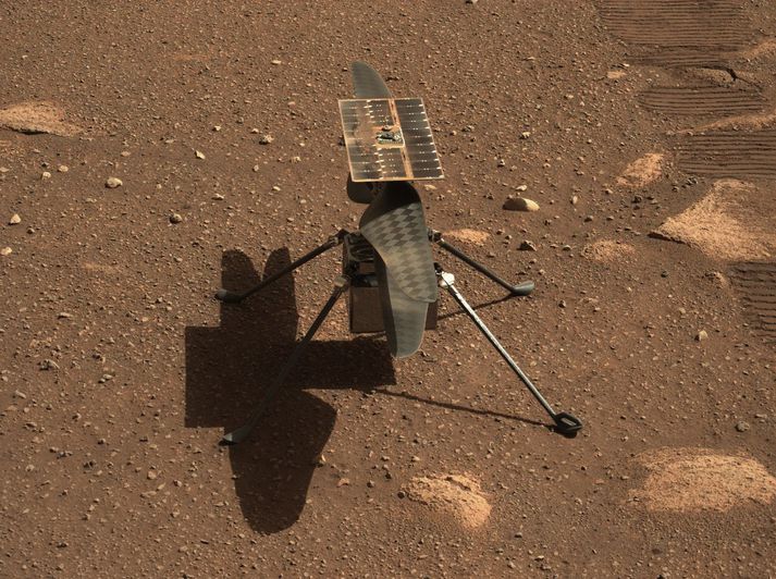 Þyrilvængjan Ingenuity á yfirborði Mars. Könnunarjeppinn Perseverance tók myndina 5. apríl 2021.