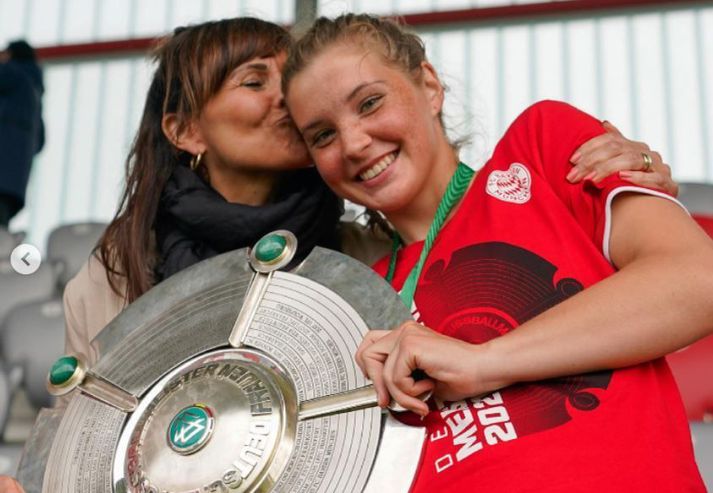 Karólína Lea Vilhjálmsdóttir og móðir hennar, Fjóla Rún Þorleifsdóttir, fagna þýska meistaratitlinum síðasta vor.