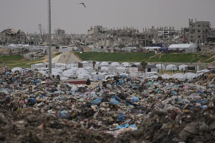 Það eru ekki aðeins ísraelskir gíslar sem látið hafa lífið á Gasa undanfarna mánuði og ár. Þúsundir Palestínumanna, meðal annars börn og óbreyttir borgarar, hafa fallið í árásum Ísraels á Gasa eftir blóðuga hryðjuverkaárás Hamas á Ísrael þann 7. október 2023 og fjölmargir hafa misst heimili sín.