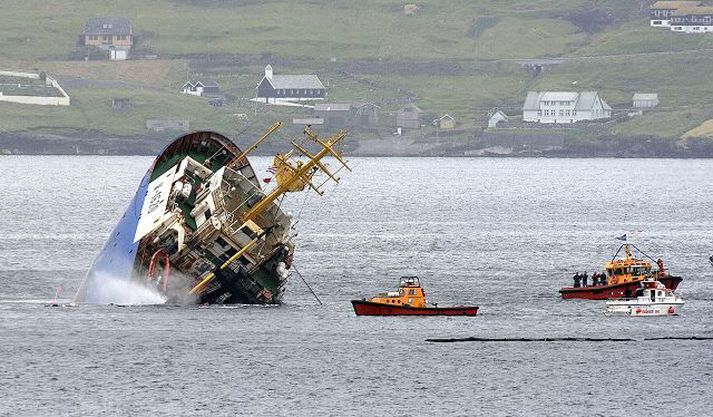 Togarinn var á leið úr höfn þegar hann strandaði. Björgunaraðgerðir fóru ekki betur en svo að skipið sökk niður á hafsbotn.
