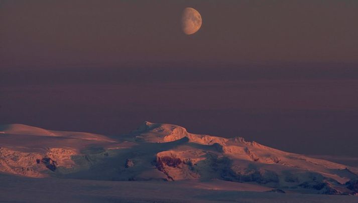 Einmannalegt á toppnum. Þetta er Öræfajökull, en leitað var án árangurs að ferðalangi í vanda nærri Jökulheimum í nótt.