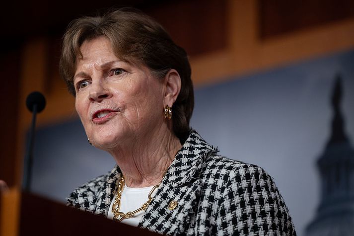 Shaheen segist ekki hafa trú á því að verstu sviðsmyndir rætist varðandi Grænland. Andstaða sé við málið meðal almennings í Bandaríkjunum og Trump fylgist vel með skoðanakönnunum.