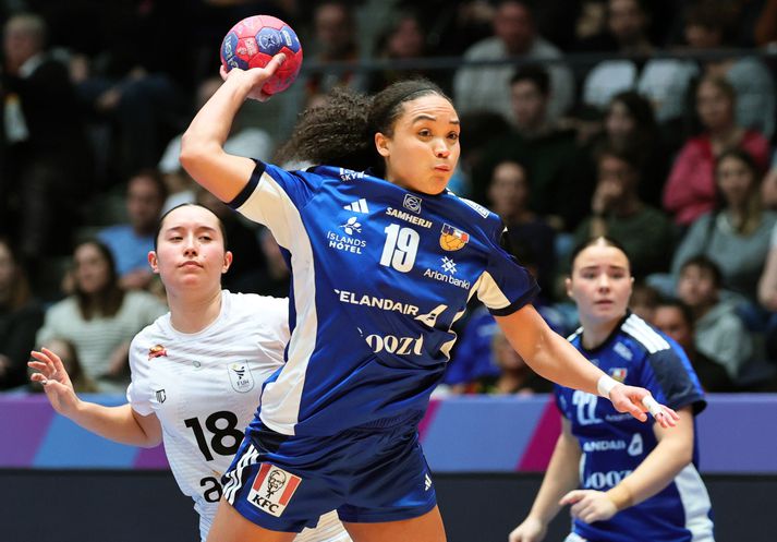 Lovísa Thompson og stöllur hennar í íslenska landsliðinu færa sig nú yfir til Dortmund frá Stuttgart.