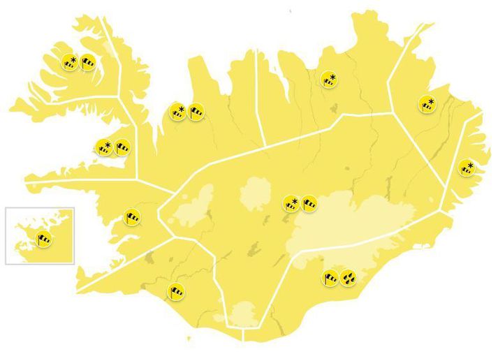 Landið er gult. 