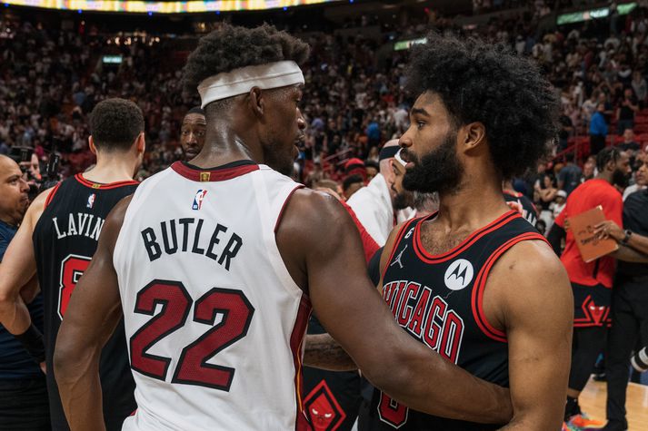 Jimmy Butler og Coby White heilsast að leik loknum í nótt.