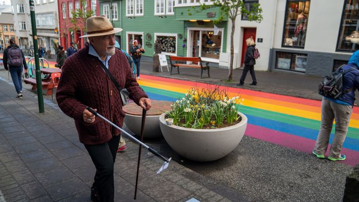 Egill Ólafsson leikur aðalhlutverkið í Snertingu, nýrri kvikmynd eftir Baltasar Kormák. Langir vinnudagar og ferðalög hingað og þangað um heiminn reyndu á því Egill glímir við Parkinson sjúkdóminn. Hann segir hreyfingu lykilatriði í þeirri glímu og gengur alla morgna á kaffihúsafund á Skólavörðustíg og hreinsar í leiðinni rusl af götunni sinni, Klapparstígnum.
