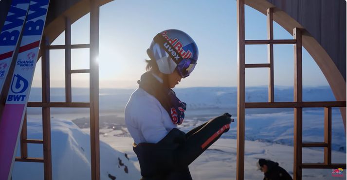 Ryoyu Kobayashi stökk 291 meter á skíðum í Hlíðarfjalli í apríl, sem er lengsta skíðastökk sem framkvæmt hefu verið, en ekki gilt heimsmet.