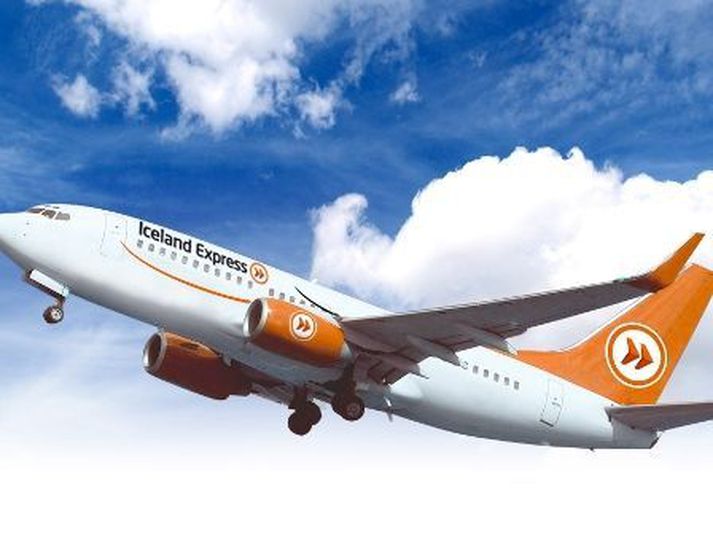 Iceland Express stefnir að því að fljúga frá Keflavík á morgun. Keflavíkurflugvöllur hefur verið lokaður í dag og í gær.