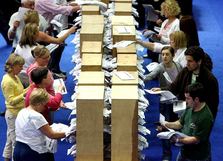 Vegna þess hve flókið kosningakerfið á Írlandi er verða úrslit kosninganna á fimmtudag varla ljós fyrr en í dag, eða jafnvel eftir nokkra daga.