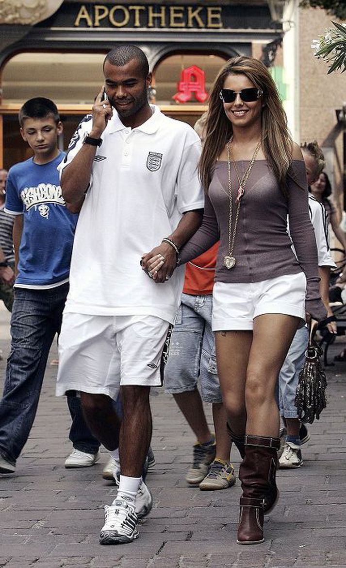 Ashley Cole og Cheryl eru byrjuð aftur saman. Ashley hyggst biðja Cheryl um að giftast sér.
