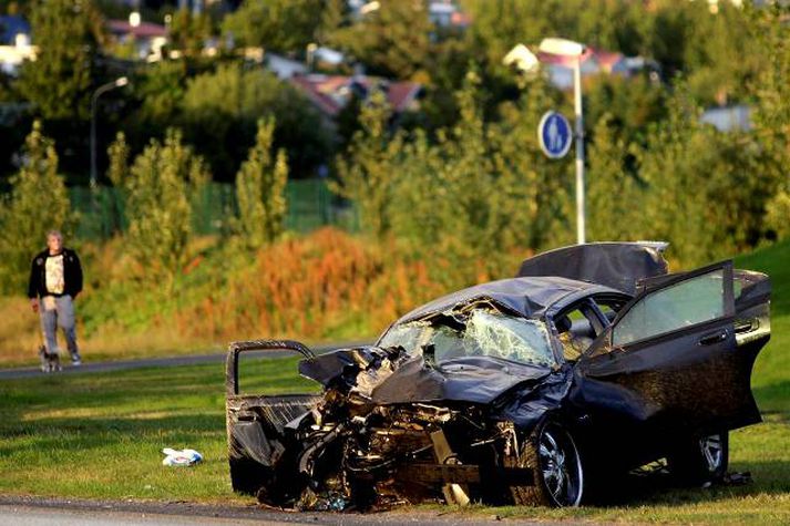 Bíllinn er gjörónýtur eftir umferðarslysið