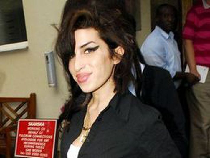 Amy Winehouse þarf að aflýsa tónleikum.