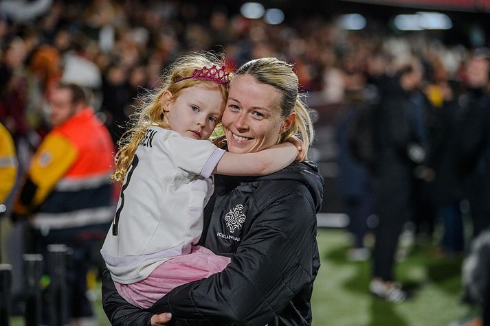 Sandra María Jessen hér með dóttur sinni í síðustu landsleikjatörn, þegar Ísland mætti Spáni og Englandi.