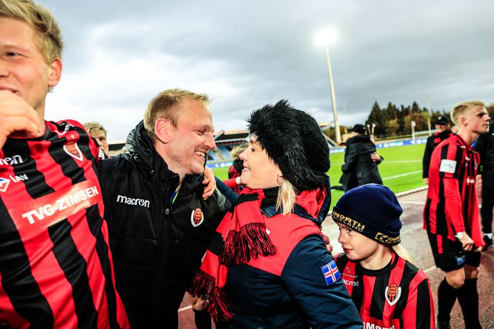 Einar Guðnason [fyrir miðju] fagnar hér bikarmeistaratitli Víkings sumarið 2019. Með honum á myndinni eru Óttar Magnús Karlsson, leikmaður Venezia á Ítalíu í dag, og Lilja Dögg Alfreðsdóttir, mennta- og menningarmálaráðherra.