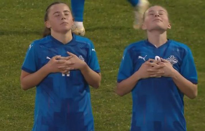 Ísabella Sara Tryggvadóttir og Hrafnhildur Ása Halldórsdóttir fögnuðu sigurmarkinu saman.