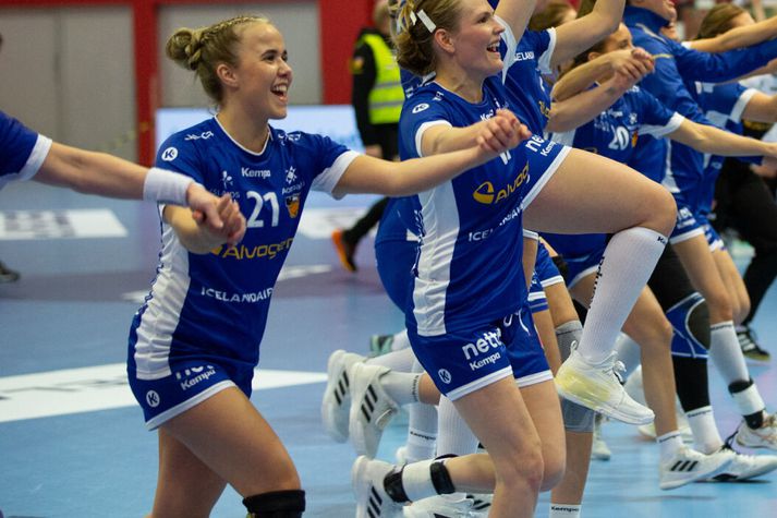 Sandra Erlingsdóttir fagnar góðum sigri með íslenska kvennalandsliðinu.