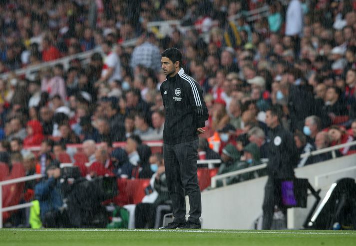 Mikel Arteta á hliðarlínunni í leiknum gegn Chelsea í gær.