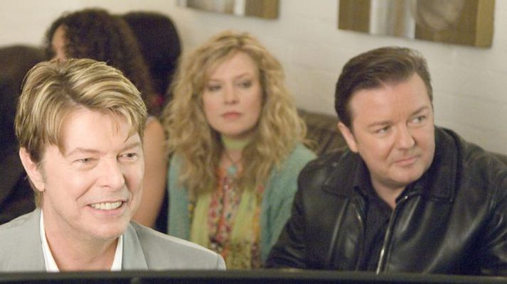 David Bowie og Ricky Gervais við tökur á atriðinu.