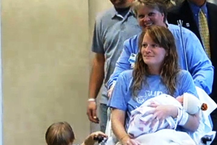 Amber Miller með June litlu í fanginu.