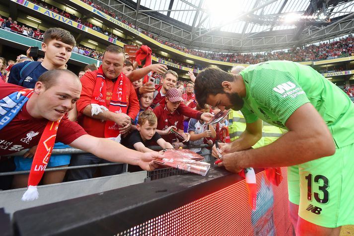 Stuðningsmenn Liverpool fagna komu Alisson Becker til félagsins.