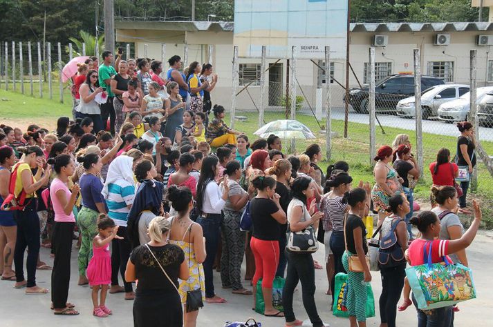 Ættingjar fanga í Anísio Jobim fangelsinu í Manaus bíða fregna fyrir utan fangelsið í gær.