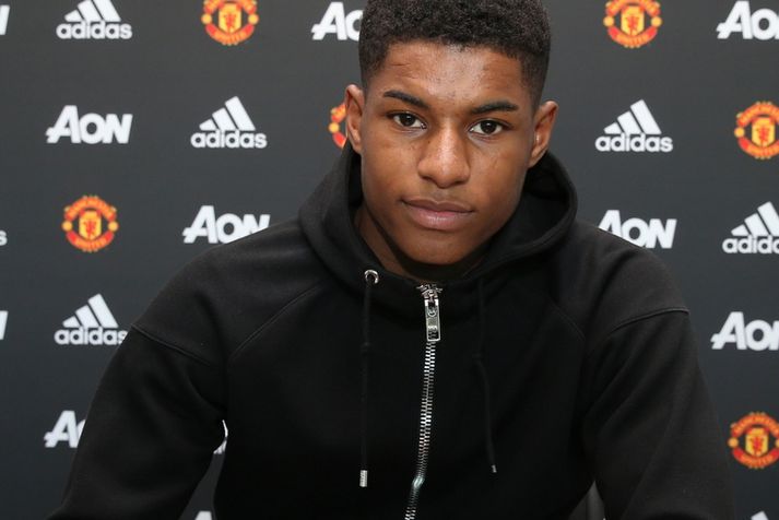 Marcus Rashford við undirskriftina í dag.