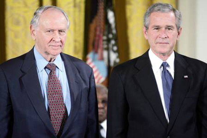 Safire ásamt George Bush fyrrverandi forseta Bandaríkjanna. Mynd/ AFP.