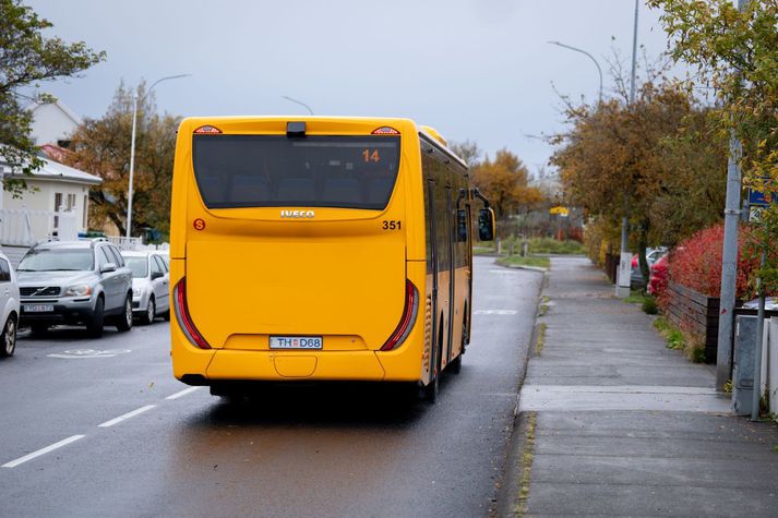 Hjólbarði fór undan strætisvagni og lenti á nærliggjandi húsi í Laugardal, ásamt því að fara utan í nokkrar kyrrstæðar bifreiðar. Myndin er úr safni.