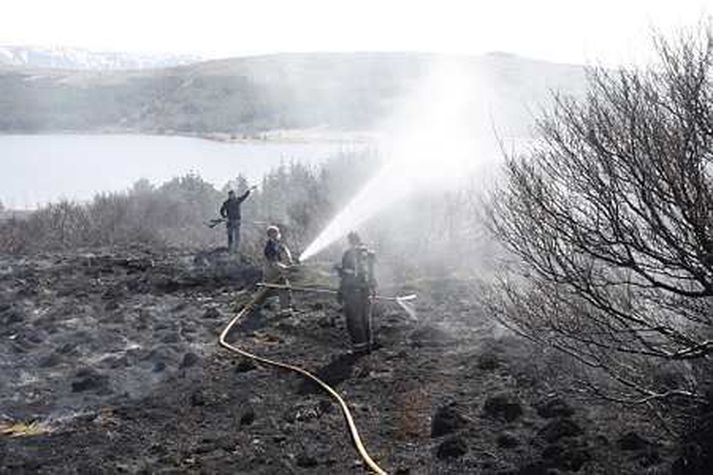 Slökkvilið að störfum við Hvaleyrarvatn.