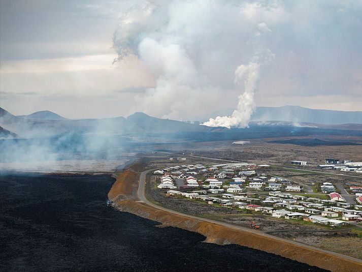 Veðurstofan hefur uppfært hættumat vegna mögulegs eldgoss á Sundhnúksgígaröðinni. Auknar líkur eru taldar á að gossprunga opnist innan Grindavíkur.