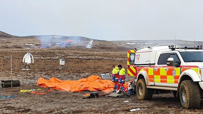 Björgunarsveitarmenn í Þorbirni tóku niður tjaldið á mettíma eftir að fyrsta nýja sprungan myndaðist í Fagradalsfjalli á mánudaginn. Tjaldið er nú í geymslu í Grindavík.