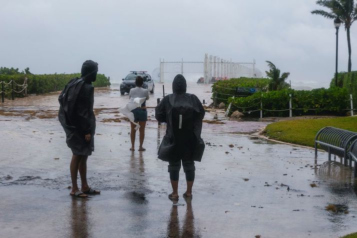 Minnst átta hafa farist í fellibylnum Grace í austurhluta Mexíkó.