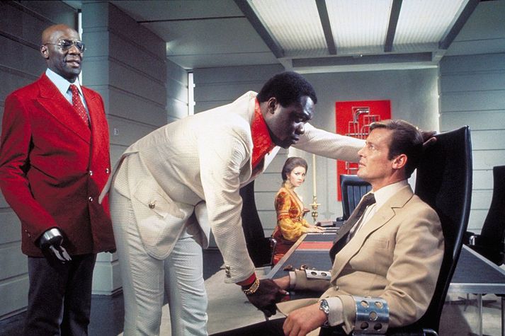 Yaphet Kotto (fyrir miðju) í hlutverki Dr Kananga í myndinni Live and Let Die. Roger Moore fór með hlutverk James Bond í myndinni.